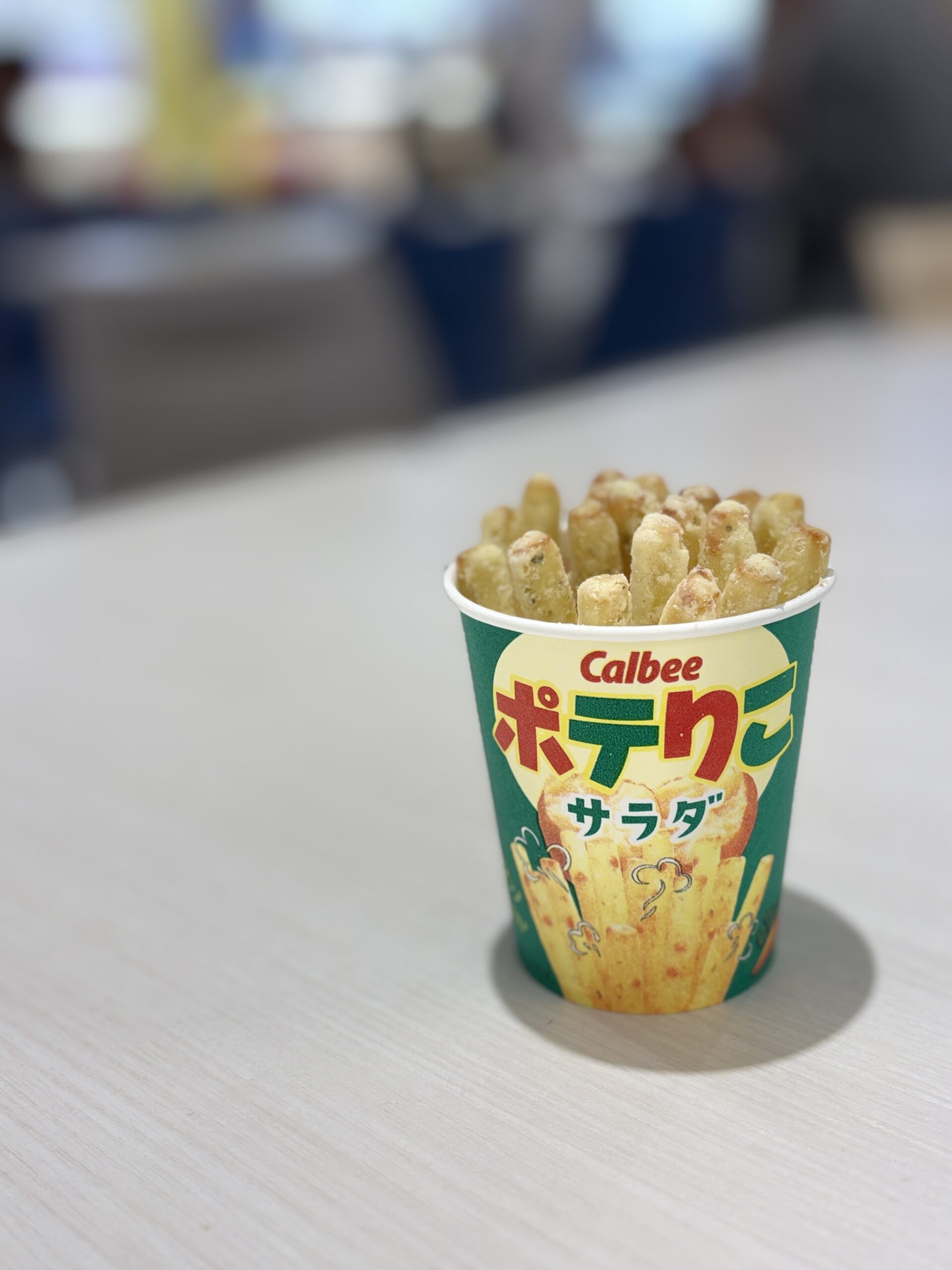 ポテりこサラダのカップとパッケージ