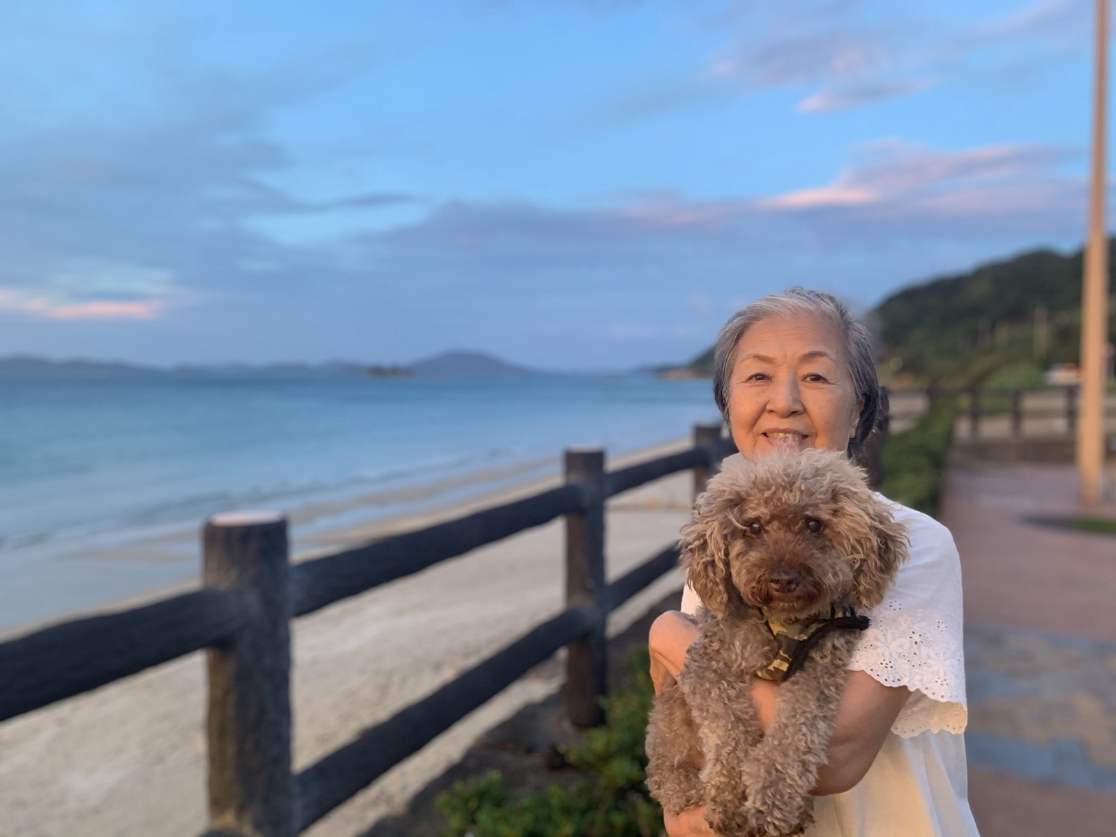 お母さんと生前のモカ・穏やかな夕暮れ